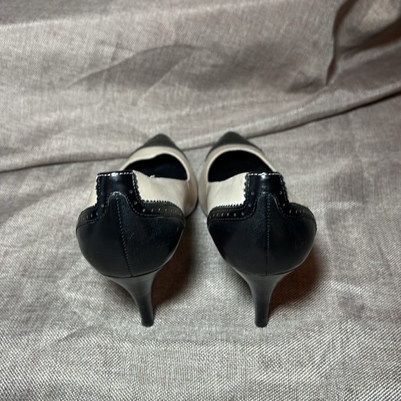 UNISA Women’s Two Tone Pointed Toe Pumps Size 7 - Picture 3 of 7